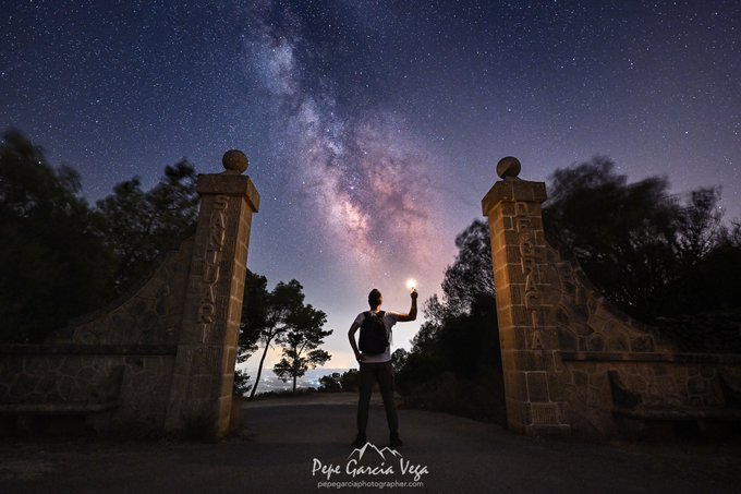 Hoy en #cielosESA...

<a href="/pepegarcia_vega/">pepegarcia.photographer</a> nos envía esta bonita Vía Láctea desde Mallorca.

¡Muchas gracias <a href="/pepegarcia_vega/">pepegarcia.photographer</a> por tu foto!

Etiqueta tus 📸 📸 con #cielosESA