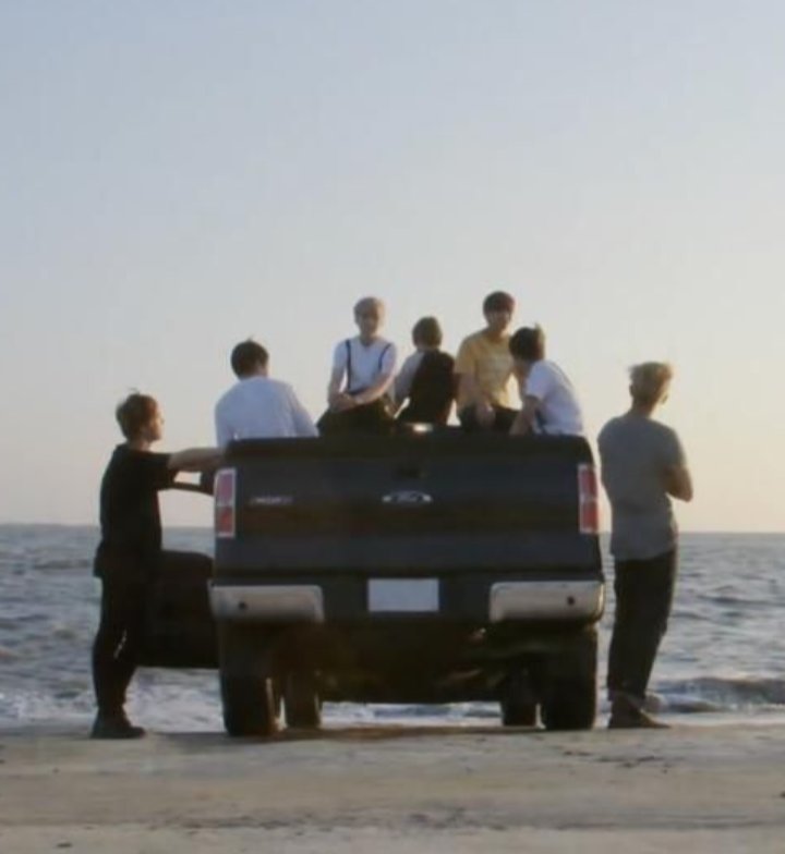 Snigdha0817's tweet photo. "Let's all go to the beach when we're together again"
                                   — HYYH https://t.co/JCI1xFv8kM