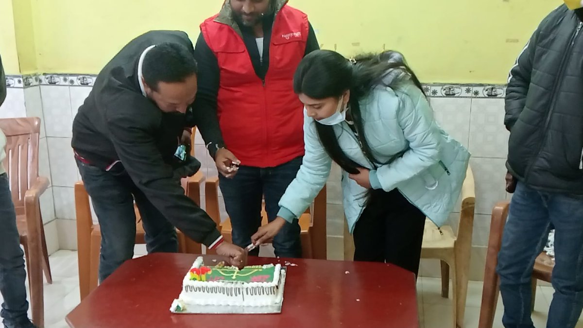 THNDRnews's tweet photo. रांची : पुर्व मुख्य्मंत्री शिबू सोरेन के 78वे जन्मदिन पर पिस्का मोड़ में झामुमो नेता नंद किशोर सिंह चंदेल ने केक काटा। और उनकी लंबी आयु के लिए प्रार्थना की। https://t.co/OExeZNHctS