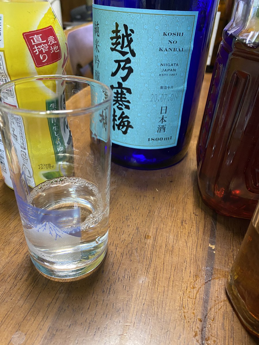 久々に日本酒飲む(白目)
これは越乃寒梅(白目)
サイとかいう(白目)

昔星野寒梅深夜というキャラクターを描きましたが、名前の元ネタはこのお酒から来てました(白目)

つまみはいちご(白目)

https://t.co/CunOM0e2r1 