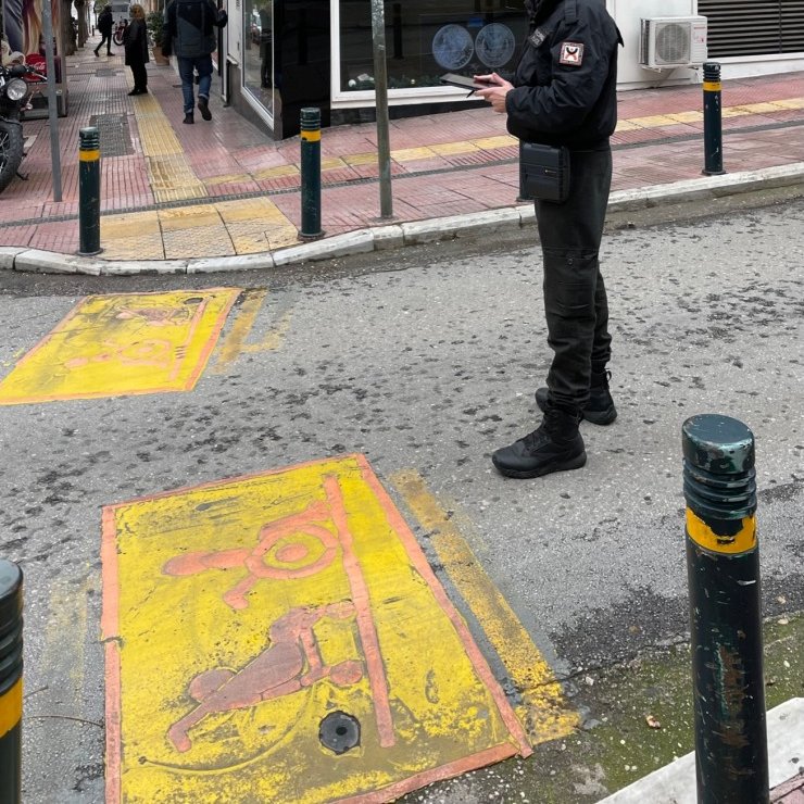 Editor_gre's tweet image. 830 "έξυπνοι" αισθητήρες τοποθετήκαν στην Αθήνα, ώστε να εντοπίζονται σε πραγματικό χρόνο όσοι παρκάρουν παράνομα σε διαβάσεις και ράμπες ΑμΕΑ και να τους κόβεται κλήση.