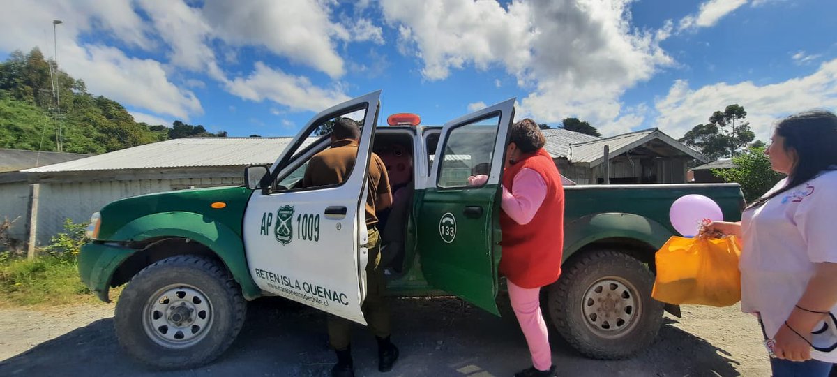 CarabLosLagos's tweet photo. #Quinchao: Carabineros del retén #Quenac traslada a niños y vecinos, desde diferentes puntos de la isla, además de juegos infantiles, para participar en una actividad recreativa.
#CarabinerosDeTodos https://t.co/Xpr6asg58u