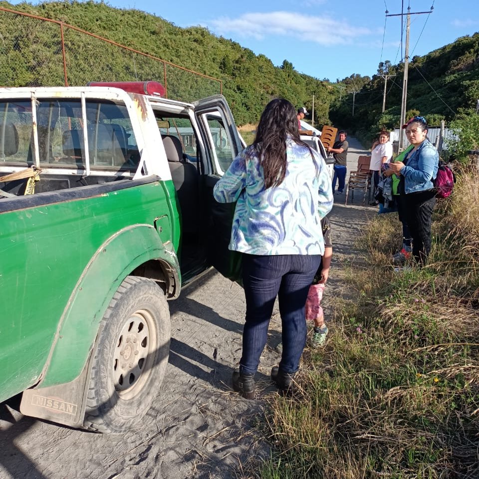 CarabLosLagos's tweet photo. #Quinchao: Carabineros del retén #Quenac traslada a niños y vecinos, desde diferentes puntos de la isla, además de juegos infantiles, para participar en una actividad recreativa.
#CarabinerosDeTodos https://t.co/Xpr6asg58u