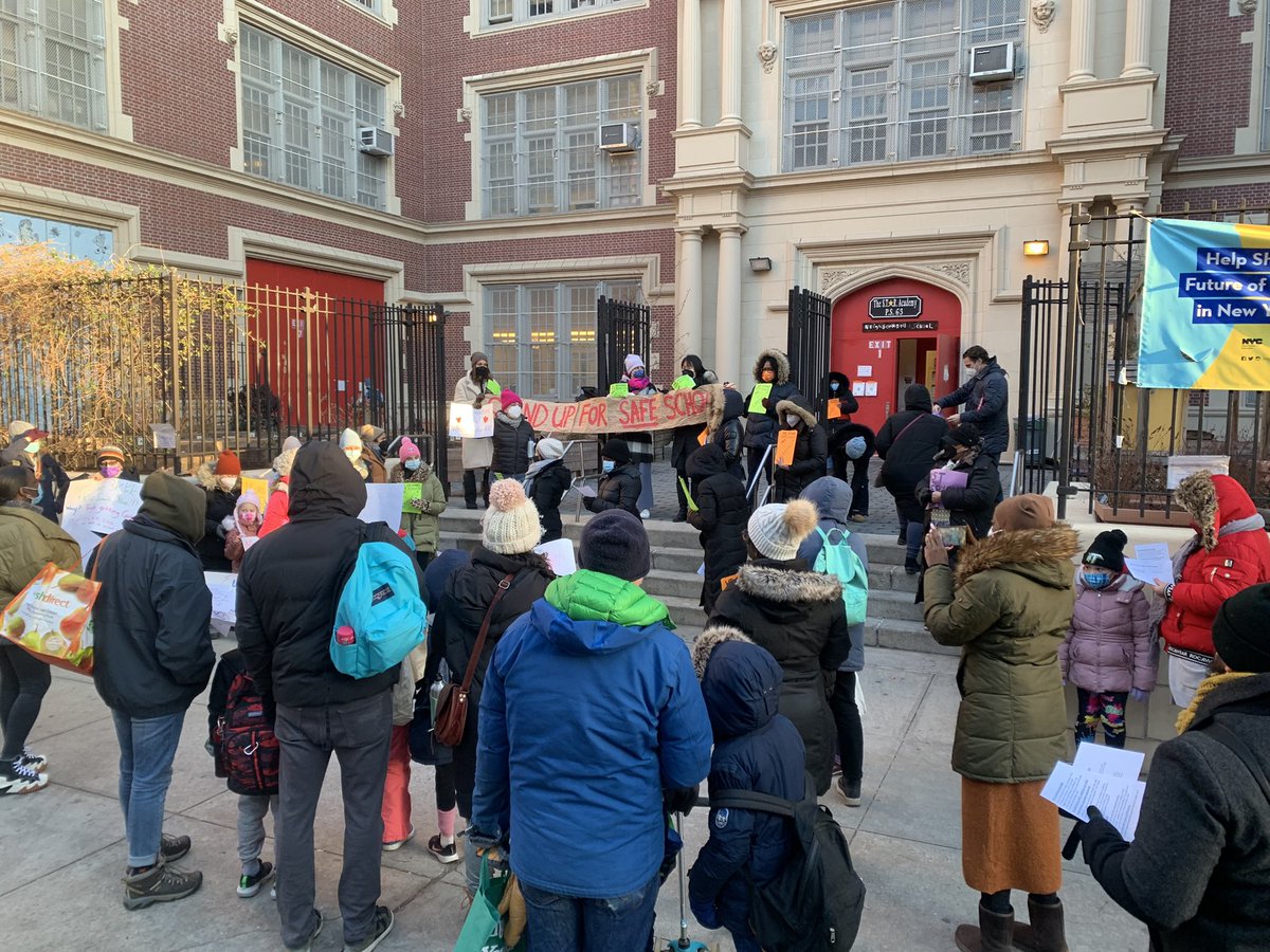 ShawnGarcia_NYC's tweet image. Proud to stand with my 1st grader, fellow families of @STARAcademyPS63 @SchoolTns and our local @UFT members to demand #SafeSchools for our kids and educators. @NYCMayor @DOEChancellor stop putting our families in danger.#Strike4SafeSchools