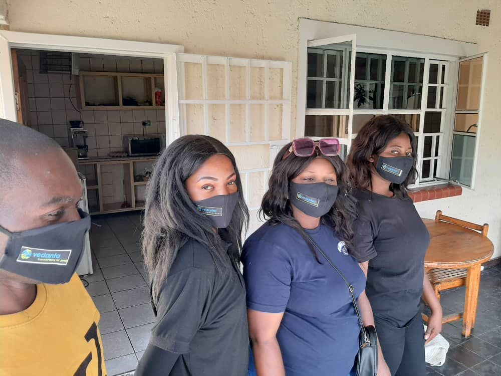 WeCare4KCM's tweet image. Grateful to the youth of Chingola for creating awareness on Vedanta's #DoubleMaskUp campaign. As Zambia grapples with the new variant, they are doing their bit to help the community fight COVID. As part of our initiatives, we have supplied 110,000+ masks so far. #WeCare4KCM