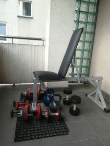 EFedorowicz's tweet photo. @Albert301271 @AndrzejSzejna @__Lewica Zdjęcie p. Szejny (nie tylko to) nie kłamie: ten pan jest ewidentną chorobą współistniejącą.
Jest ode mnie o 16 lat młodszy - wstyd.
Moja domowa - balkonowa siłownia i ulubiony #Zdrofit:
😎💪
https://t.co/Dg6Ge3XBl3 https://t.co/w9HM1WeI3X