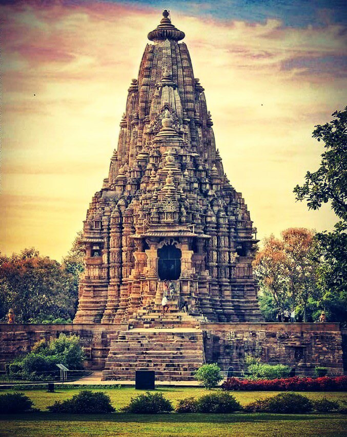 AvdheshanandG's tweet photo. भारत की सांस्कृतिक-आध्यात्मिक मान्यताएं,पूजा पद्धतियां कोरे विश्वास पर नही अपितु आत्मिक अनुभूतियों पर आधारित हैं।जप-यज्ञ,योग-ध्यान आदि आध्यात्मिक उपादानों के आश्रय से साधक बाह्यन्तर जगत में हो रहे  सकारात्मक परिवर्तनों को अनुभूत कर पूर्णता अर्जित कर सकता है! #सनातन_संस्कृति #yoga https://t.co/Sb185Mgkc7