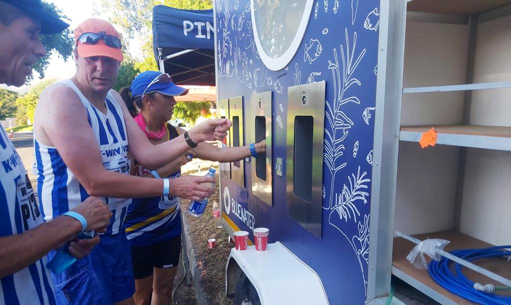 AfricaBluewater's tweet photo. On Saturday, #BluewaterTrailers provided pure drinking water refills at a 15km run for 900 people. Here are some pics of runners filling up their bottles at the halfway point of the event hosted by the Pinelands Athletic club. https://t.co/gFvNOGzsZp