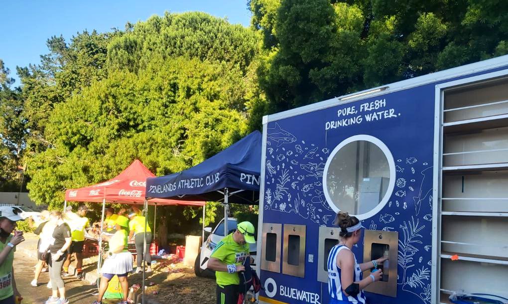 AfricaBluewater's tweet photo. On Saturday, #BluewaterTrailers provided pure drinking water refills at a 15km run for 900 people. Here are some pics of runners filling up their bottles at the halfway point of the event hosted by the Pinelands Athletic club. https://t.co/gFvNOGzsZp