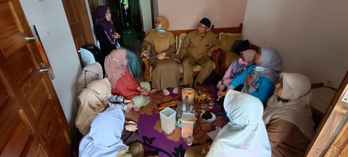 Salah satu bentuk kepedulian sosial diantara keluarga besar SMPN 19 Bandung, yaitu menengok guru yang sedang sakit. 
Semoga segera diberikan kesembuhan dan bisa beraktivitas seperti sedia kala. Aamiin YRA.