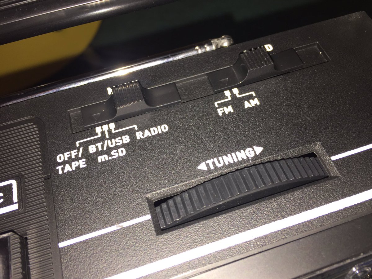KadoiH's tweet photo. カセットデッキが絶不調なのでラジカセを購入。SANSUIブランドで80's風のラジカセをリリースしたドウシシャが、ORIONブランドで出したSCR-B5というモデル。幅388、高さ202、奥行き125、出力2.1w+2.1w。USB、SDスロット付き。ワイドFM対応。中国製。 https://t.co/ZmbJZLOZz2