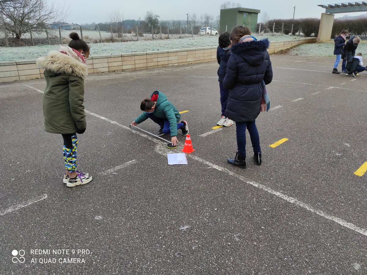 La classe de CM2 a fait des ateliers de mathématiques, sur la symétrie, en extérieur,pour apprendre différemment.