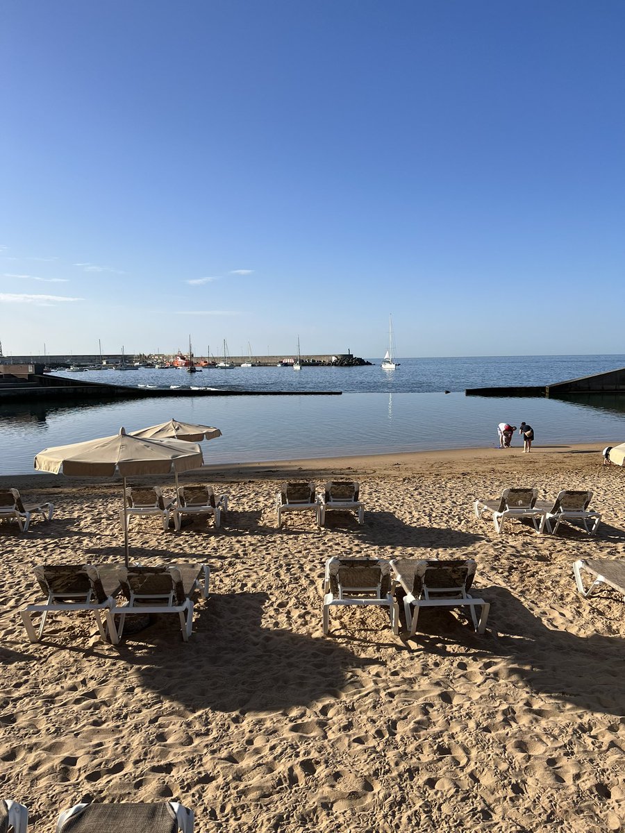 HomeTeamGC's tweet image. Early morning peace on the beach of Arguineguin with the port in the background. Our office is located in walking distance, just pop by if you’re interested in selling, renting or buying properties in the south of #GranCanaria #hometeamgrancanaria 
#propertybusinessgc