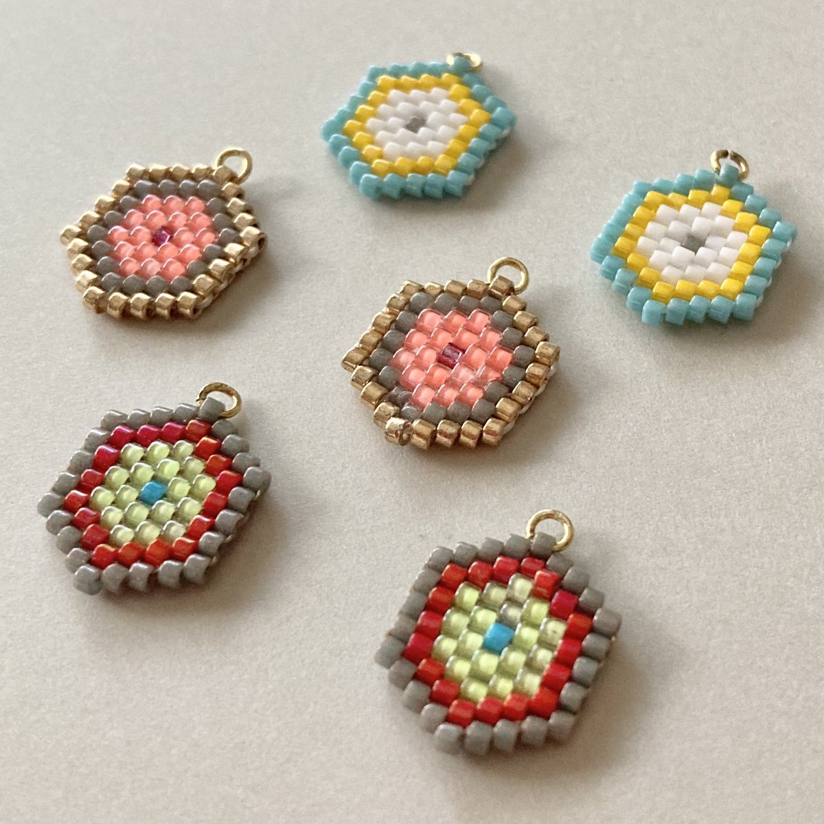 commune_works_'s tweet photo. 週末のちまちま製作☕︎
#ビーズステッチ
#ビーズ #beads
#ハンドメイド #handmade
#communeworks
#commune_works_ https://t.co/LTZ2YehB5Q