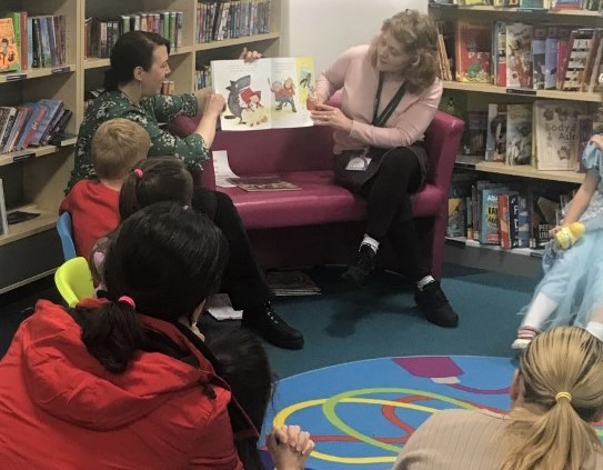 Don't forget that we now have #StoryTime with #craft at Horley Library every Friday during term time for pre-school age children! ✂️🖍️
No need to book - just pop in at 10.30am (45 min session).
£1 per child for materials
Looking forward to seeing you!

<a href="/SurreyLibraries/">Surrey Libraries UK</a>