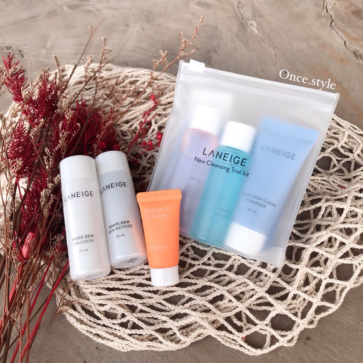 oncestyle_shop's tweet photo. #สุ่มแจก 🧧ทั้งหมดนี่ 1 คนจ้า

แบรนด์ Laneige
➖Cleansing Trial Kit 
โฟม/คลีนซิ่งออยล์/คลีนซิ่งlip&amp;eye
➖Radian-C Cream
➖White Dew Skin Refiner/Emulson

✖︎ฟอล+รี✖︎
#แจก วันนี้ 22.00 จ้า

#แจกฟรี #แจกฟรีไม่รีได้ไง #แจกฟรีแค่รีแค่ฟอล https://t.co/p0tFsM4MQI