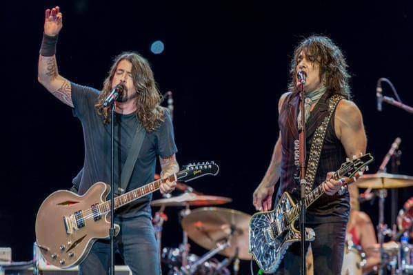 7 years ago Paul joined the Foo Fighters onstage at the Forum for a few songs. Happy Birthday today to Dave Grohl! 