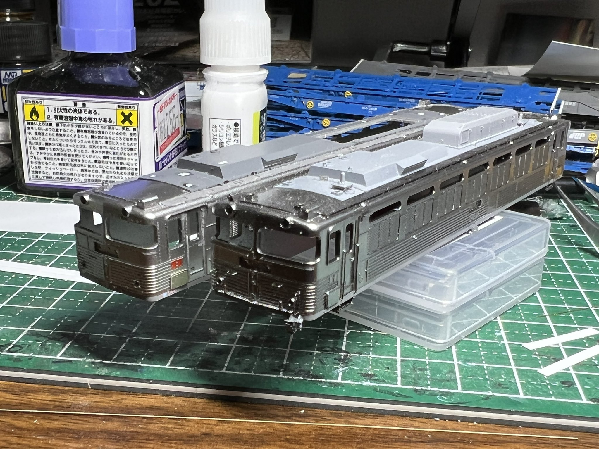 飽き性モデラー Jamありがとうございました ご依頼品71レ Ef81 303編 既製品 左 と飽き性品 右 のステンレス表現の違い さらに深みのあるステンレス表現を目指しています Mr Colorのスーパーステンレスいいですよ ベースに黒塗ってからね Ef81