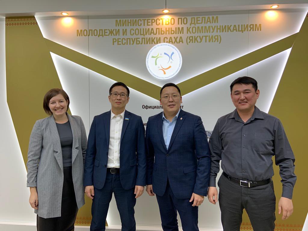 Alex_Susoev's tweet photo. С новым руководителем Исполкома Русланом ПЛАТОНОВЫМ обсудили молодежные и общественные идеи и проекты, которых можно и нужно сшивать с партийными структурами 👍👍 Точек соприкосновения — миллион. И я рад, что синергия обязательно будет 💪🏼 https://t.co/QVyHf7zUgT