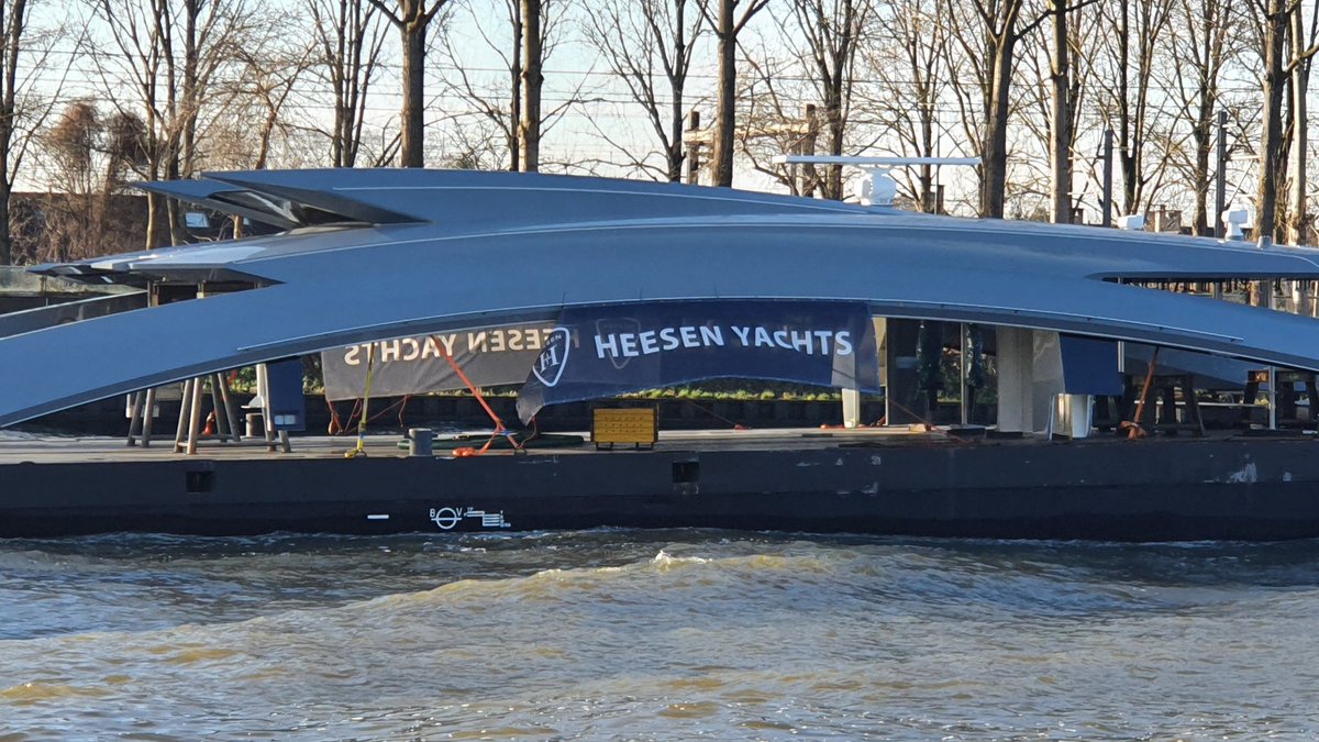 Superjacht toch maar uit elkaar gehaald om onder de bruggen door te varen <a href="/NOS/">NOS</a>