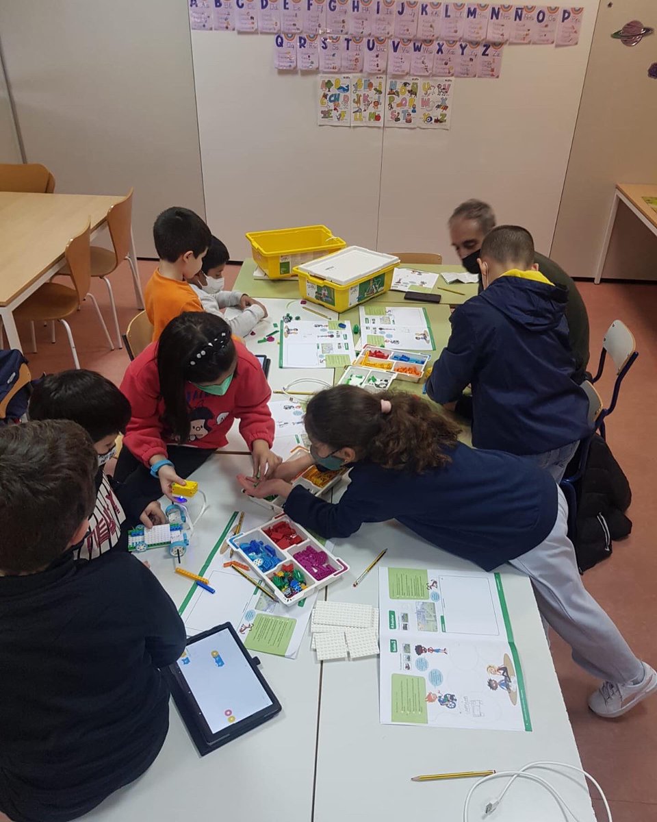 CpSainz's tweet photo. Ya estamos preparándonos para la @firstlegoleague. Estamos trabajando duro!!! https://t.co/0jF9QqI4aR