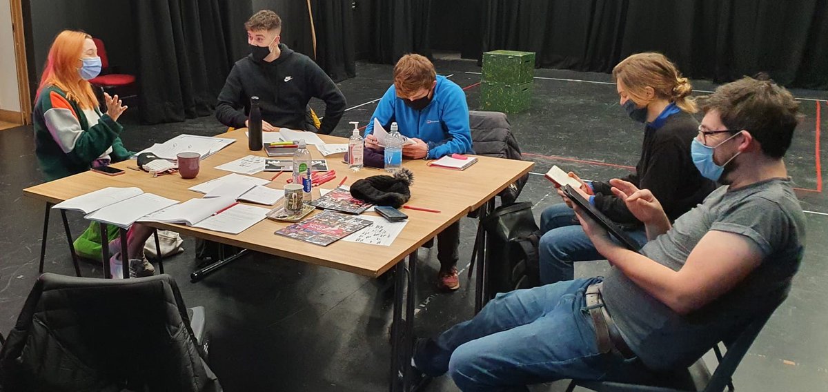 AradGoch's tweet image. Actorion nôl yn y theatr!🎭

Ddoe dechreuodd ymarferion ar gyfer cynhyrchiad cyffrous iawn!
Mae 'Croesi'r Llinell' ar waith ac fe fydd yn cael ei ffrydio cyn bo hir!