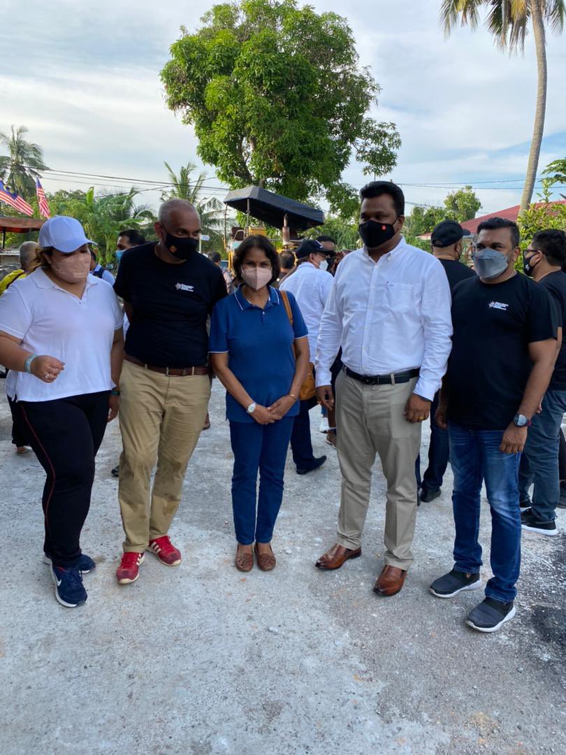 Balamur70675582's tweet photo. Now distributing beds,pillows and home appliances to the flooded houses at #PD area. Project Arranged by #MAICCI & Rotary club Greater KL under the leadership of DATO ATK. RC Bukit Jalil #Rantau satellite club , RC #Senawang &RC PD joined together. #Rotary #Maicci #rotaryclub https://t.co/qgW7lgOTsB