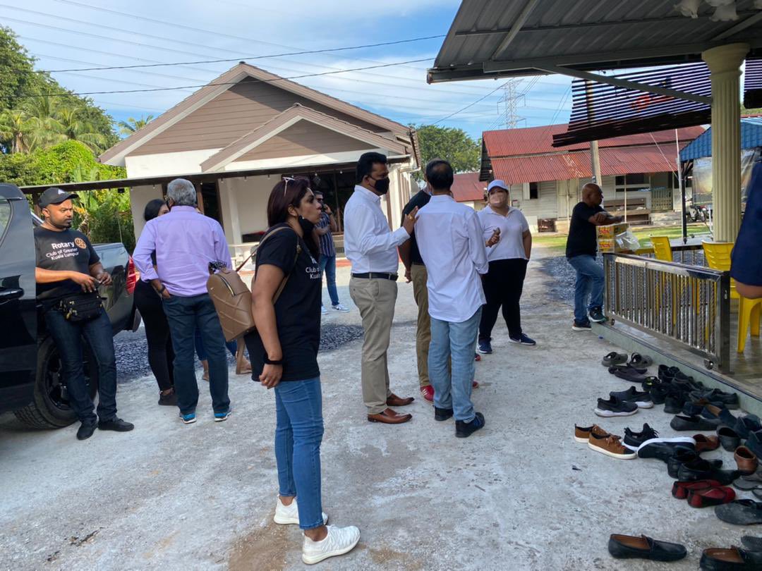 Balamur70675582's tweet photo. Now distributing beds,pillows and home appliances to the flooded houses at #PD area. Project Arranged by #MAICCI & Rotary club Greater KL under the leadership of DATO ATK. RC Bukit Jalil #Rantau satellite club , RC #Senawang &RC PD joined together. #Rotary #Maicci #rotaryclub https://t.co/qgW7lgOTsB