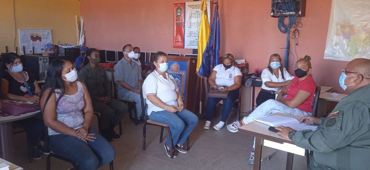 AmazonasNucleo1's tweet photo. El Decano del NúcleoAmazonas1, Tcnel. Torres Castillo realizó el día 10Ene de 2022, una reunión con todo el personal del Núcleo para garantizar el buen funcionamiento del mismo. Núcleo Amazonas Excelencia Educativa Abierta al Pueblo.@Unefa_Ven   
@angiolillofp   
@NelsonT16249597 https://t.co/1s6nj7ictw