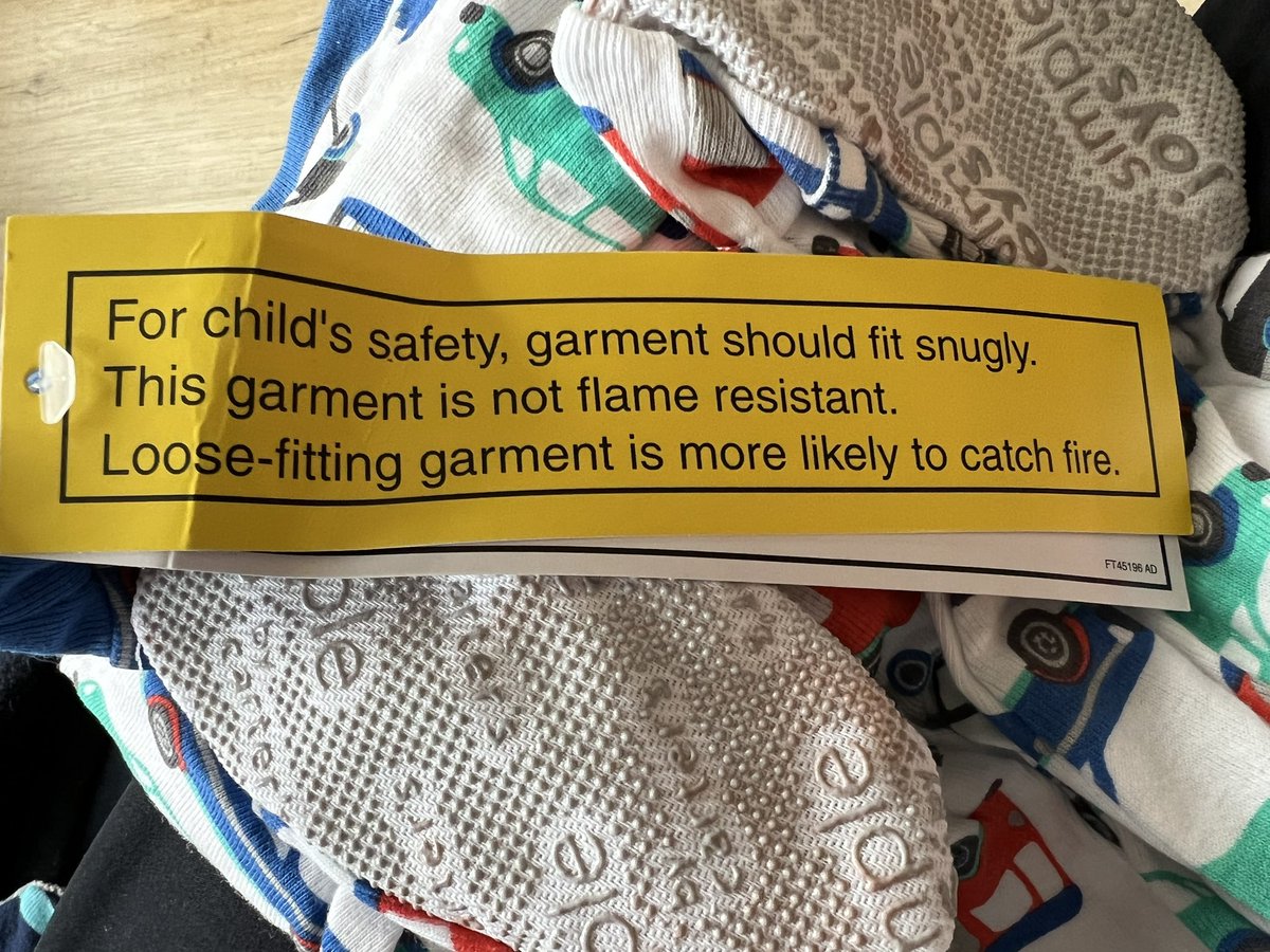 Warum? Diese Warnhinweise an Babykleidung werfen bei mir verdammt viele Fragen auf.
Also nicht mit dem Baby das Feuer löschen?