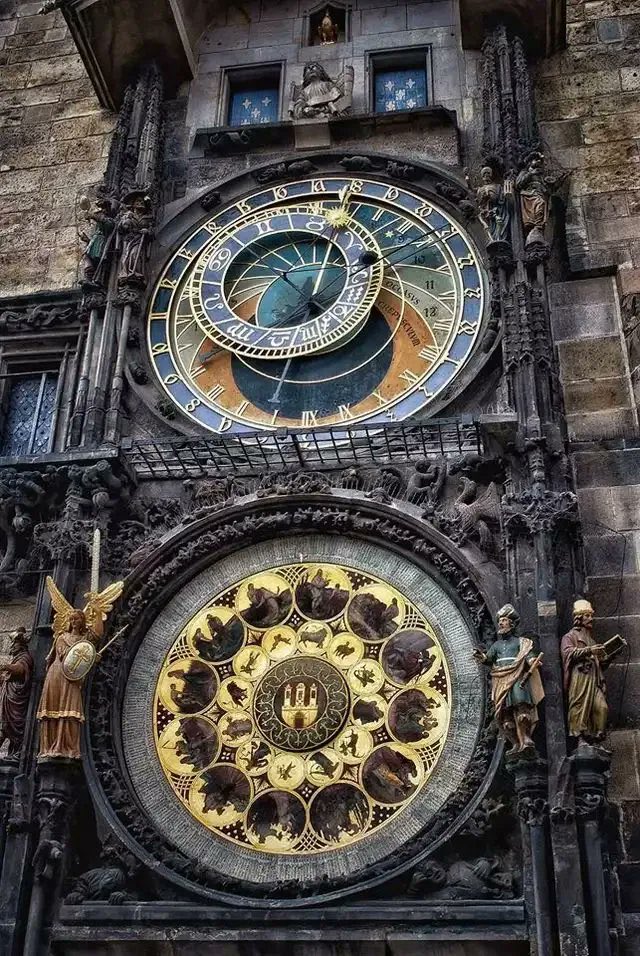 El reloj astronómico de Praga, instalado en 1410. El reloj astronómico más antiguo del mundo todavía está en funcionamiento.