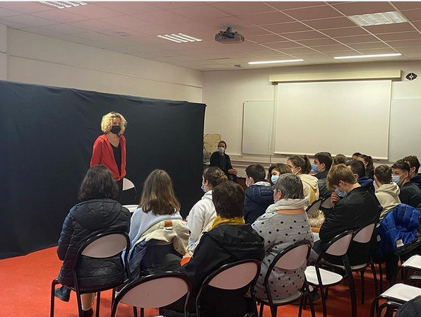 Venours_Acampus's tweet photo. A l'occasion de la sensibilisation contre les différentes formes de violences (conjugale, sexuelle, cyberviolence, ...), les lycéens de Venours ont profité de l'intervention de la troupe de théâtre interactif "noctilus". #venours  #noctilus #sensibilisation #harcelement https://t.co/3YaQ9zkQPw