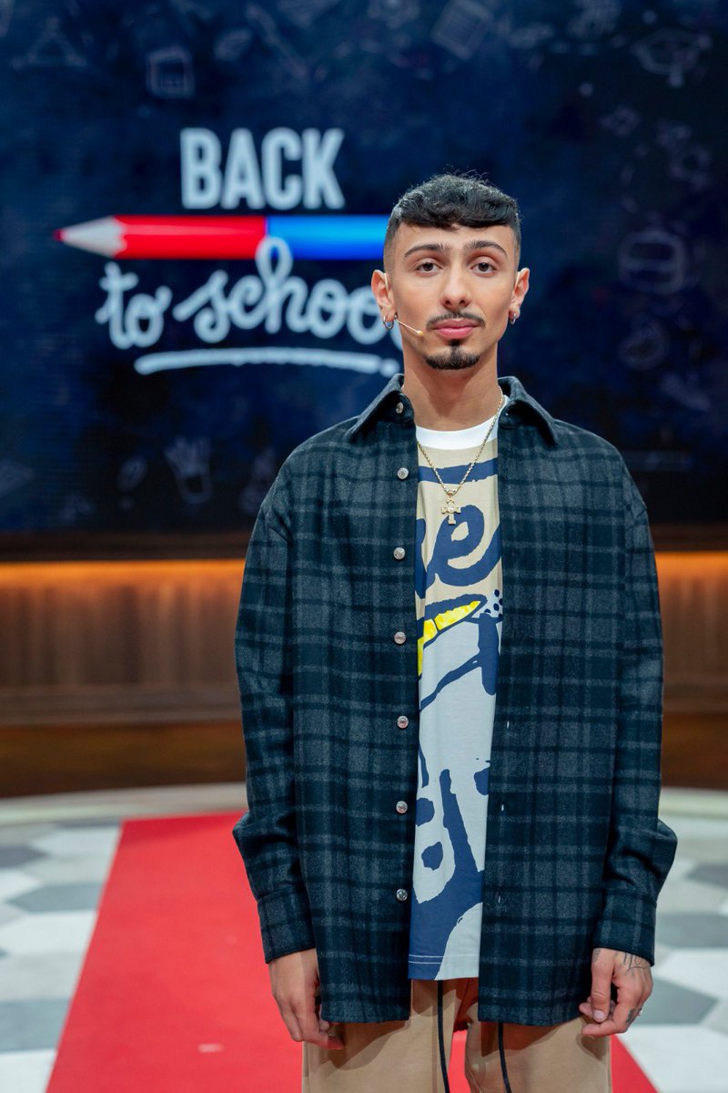 Mi sono sempre chiesto come sarebbe stato per me affrontare l’esame di 5a elementare.
Come sarà andata? 
Spoiler: ho cantato in inglese😂 
Ci vediamo stasera in prima serata su #italia1 ed in streaming su <a href="/MediasetPlay/">MediasetPlay</a> #backtoschool