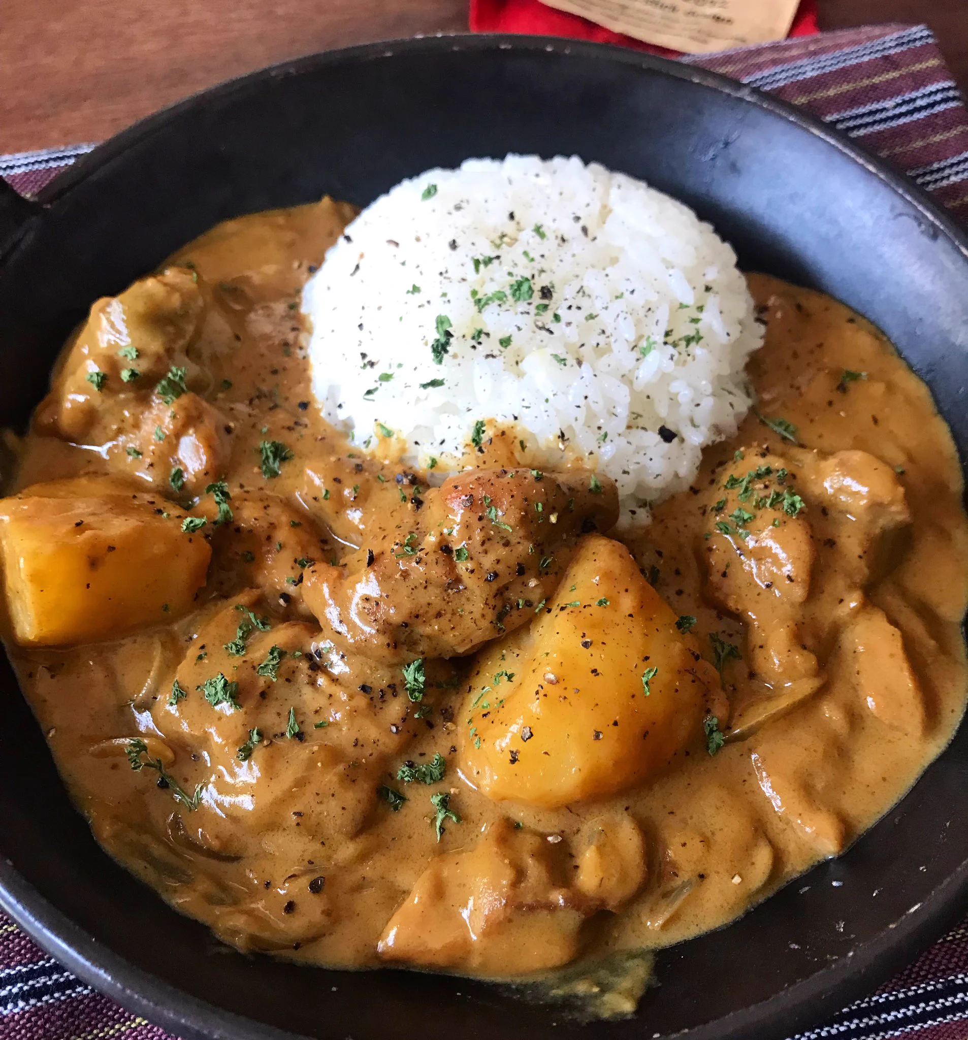 カレーが食べたい！！ニンニクとチーズが入ってパンチの効いたガーリッククリームチキンカレー！！