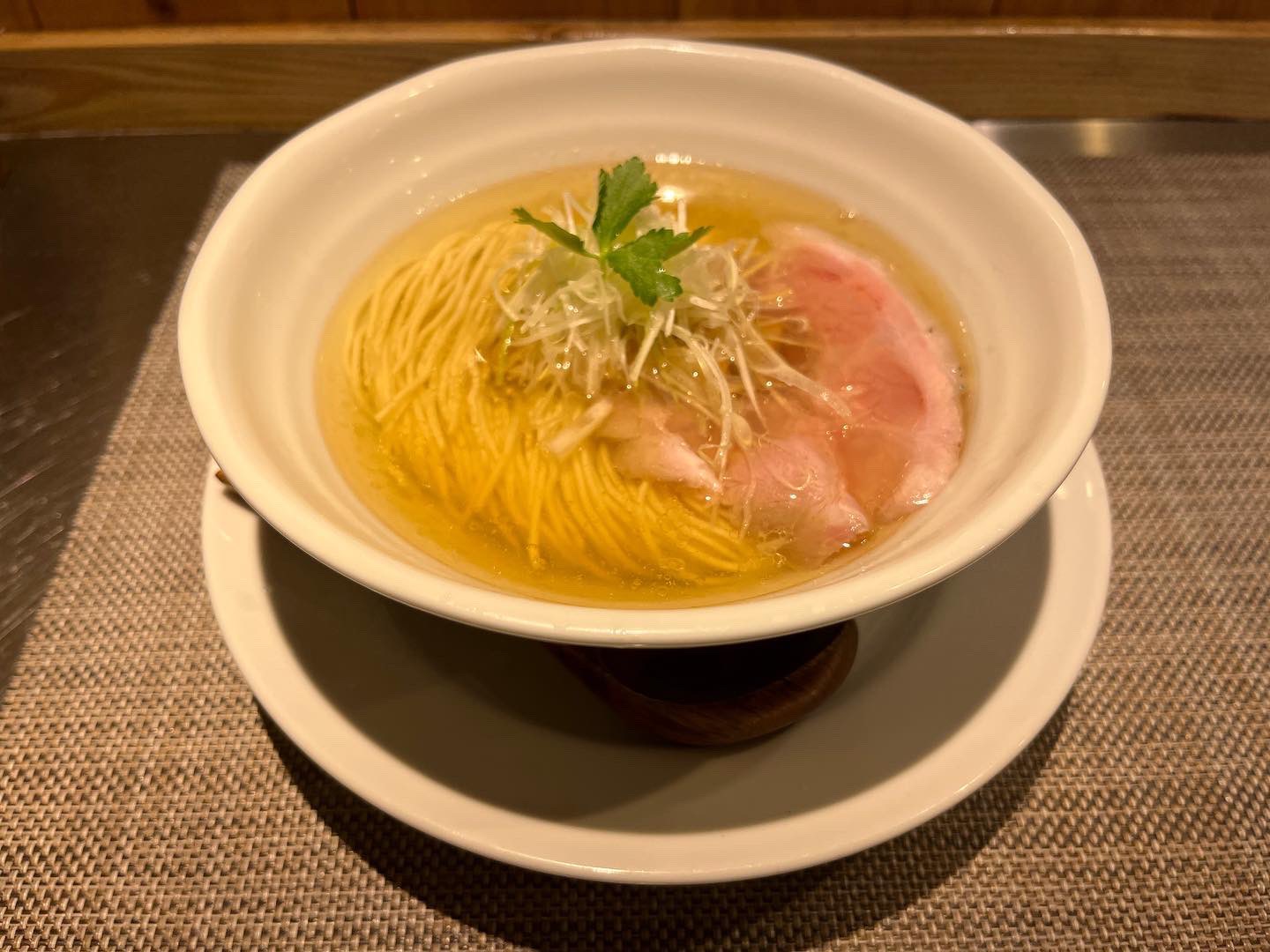 一老太 芦花公園 成城青果 で 塩そば 並 税込650円 を 和風ダシに魚介類の旨味が見事に溶け込んだ熱々スープ 塩のまろやかさも引き立ち 食べ終えた後も心地良い余韻が続く極上の一杯 ガシッとした麺の食感 味がしっかり染み込んだメンマも 一老太 芦花公園 成城青果 で 塩そば 並 税込650円 を 和風ダシに魚介類の旨味が見事に溶け込んだ熱々スープ 塩のまろやかさも引き立ち 食べ終えた後も心地良い余韻が続く極上の一杯 ガシッとした麺の食感 味がしっかり染み込んだメンマも