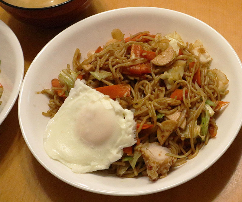 今日から３学期。でも給食は明日から。 ということで出勤前に子供たちのお昼を作りました。メニューは長女リクエスト。 「今日の焼きそばどうだった？」と聞くと、長男は「うまかった」という反応でしたが