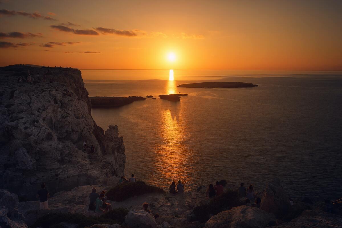 Si como Kate Beckinsale en Pearl Harbor, eres un romántico/a de los atardeceres, aquí tienes el artículo perfecto para enamorarte de los mejores sunsets 🌅 en Menorca.

➡️ bit.ly/3HL8qW0 

#MenorcaExplorer 📲