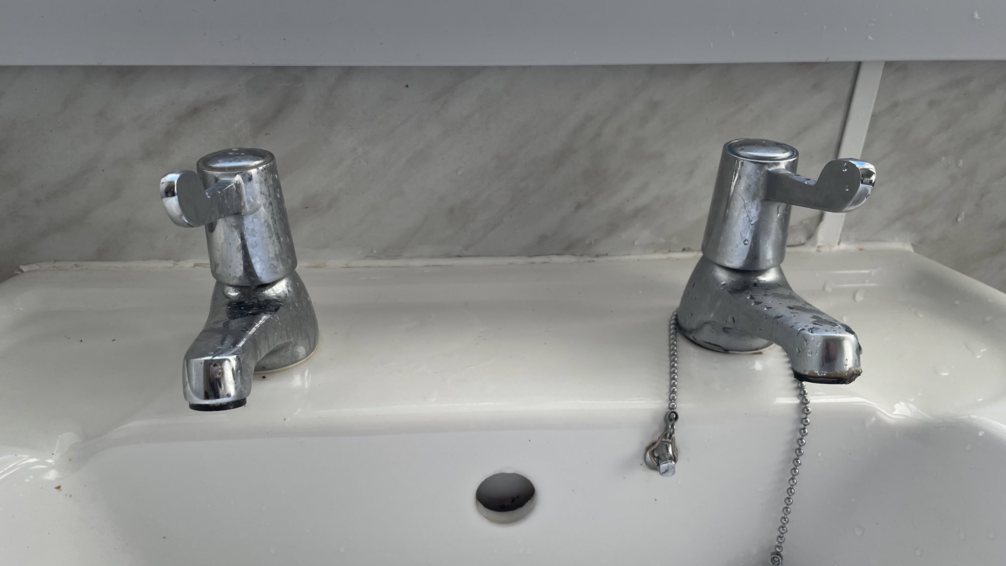 Andrew Au|區天驥|🇭🇰 on Twitter: "I've never understood separate taps for hot and cold water. Bad #ux https://t.co/swtTQaKDbV" / Twitter
