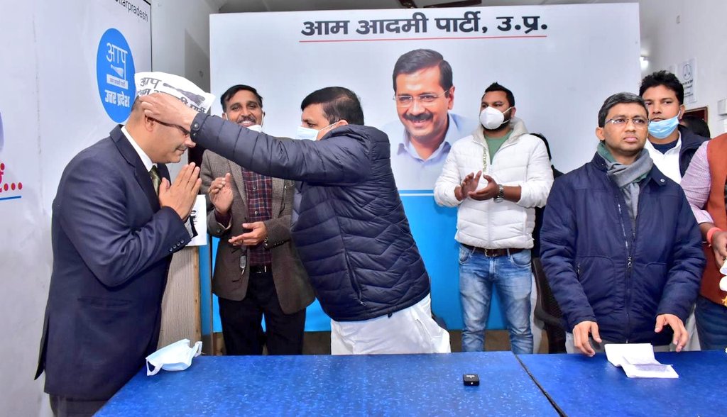 AAPUttarPradesh's tweet photo. आम आदमी पार्टी प्रदेश कार्यालय पर प्रदेश प्रभारी सांसद @SanjayAzadSln जी, प्रदेश अध्यक्ष @SabhajeetAAP जी, प्रदेश कोषाध्यक्ष राजीव पांडेय जी एवं मुख्य प्रवक्ता @Vaibhav_AAP जी की उपस्थिति में लखनऊ के जाने माने डॉ. के. पी. चंद्रा जी ने आम आदमी पार्टी की सदस्यता ली। https://t.co/XdeXSfk0n9