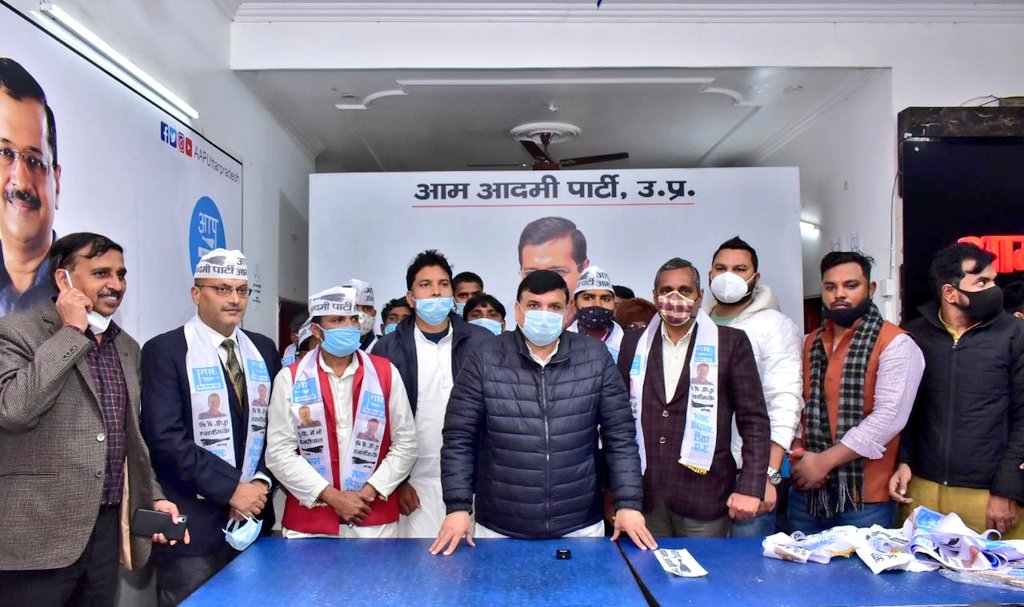 AAPUttarPradesh's tweet photo. आम आदमी पार्टी प्रदेश कार्यालय पर प्रदेश प्रभारी सांसद @SanjayAzadSln जी, प्रदेश अध्यक्ष @SabhajeetAAP जी, प्रदेश कोषाध्यक्ष राजीव पांडेय जी एवं मुख्य प्रवक्ता @Vaibhav_AAP जी की उपस्थिति में लखनऊ के जाने माने डॉ. के. पी. चंद्रा जी ने आम आदमी पार्टी की सदस्यता ली। https://t.co/XdeXSfk0n9