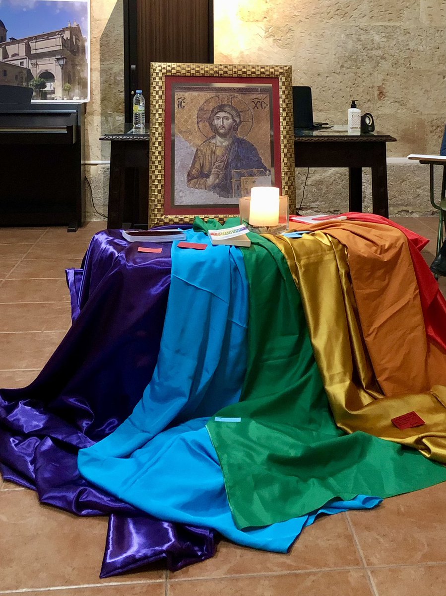leonrasi's tweet image. UNA IGLESIA EN LA QUE CABEN TOD@S.
🔴🟠🟡🟢🔵🟣
Ayer por la tarde hemos tenido un encuentro de oración de cristianos LGTBI# en la parroquia de la Purísima de Salamanca.
🔴🟠🟡🟢🔵🟣
Dando pasos.