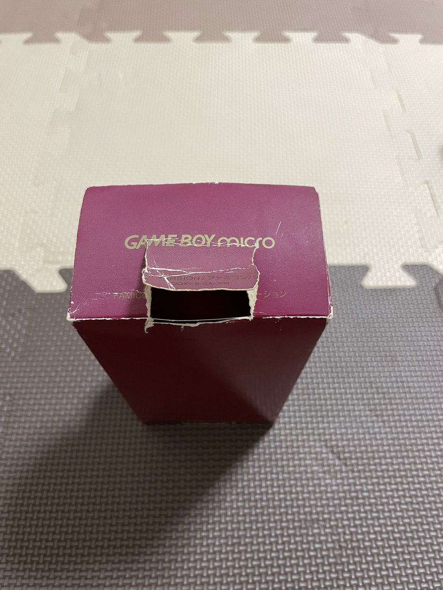 KSKS0918's tweet photo. 家から5分のハードオフで出会いました。
通電不可で15000円。
外箱にダメージはあったものの本体は前面・背面プレート共に美品。
表示通り充電出来なかったのでバッテリーをAmazonでポチりました。

#ゲームボーイミクロ
#ファミコンカラー https://t.co/AkDe872e0b