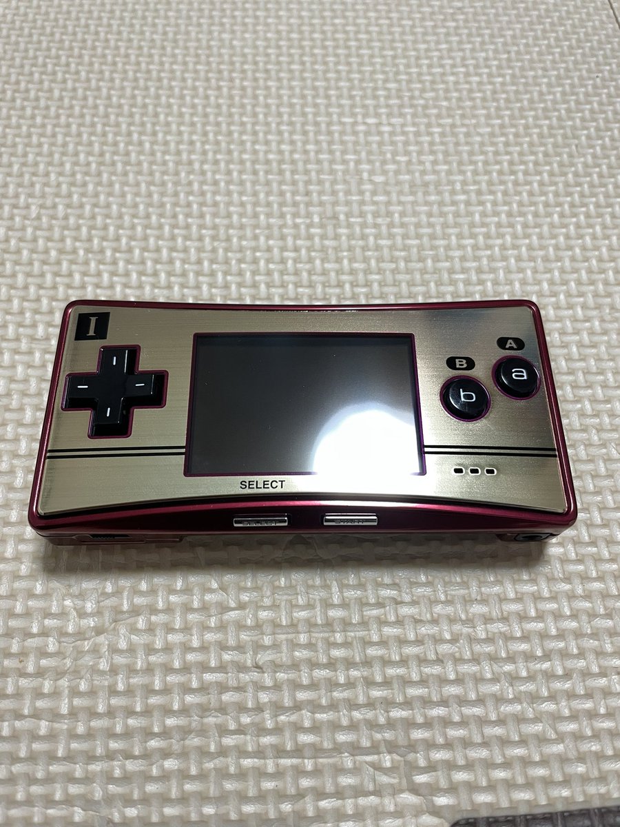 KSKS0918's tweet photo. 家から5分のハードオフで出会いました。
通電不可で15000円。
外箱にダメージはあったものの本体は前面・背面プレート共に美品。
表示通り充電出来なかったのでバッテリーをAmazonでポチりました。

#ゲームボーイミクロ
#ファミコンカラー https://t.co/AkDe872e0b