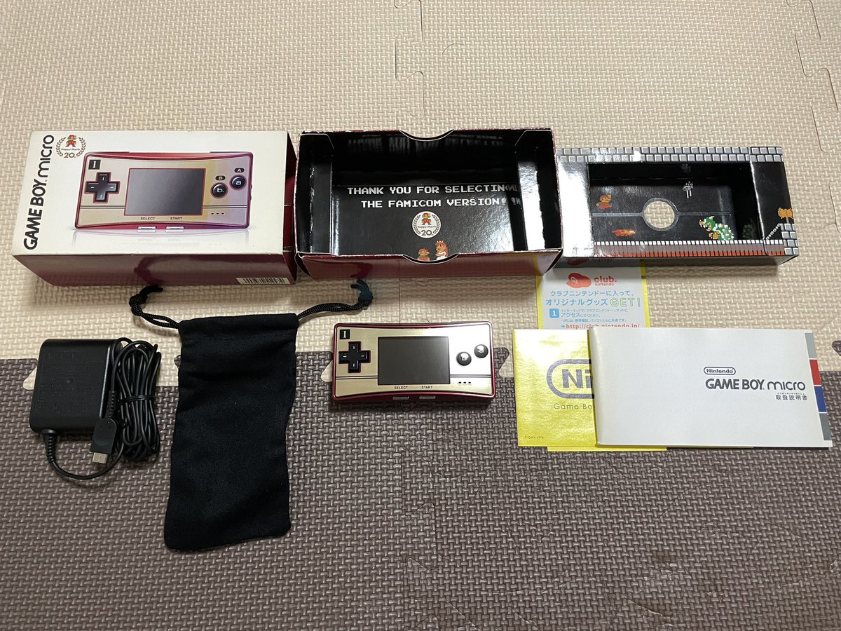 KSKS0918's tweet photo. 家から5分のハードオフで出会いました。
通電不可で15000円。
外箱にダメージはあったものの本体は前面・背面プレート共に美品。
表示通り充電出来なかったのでバッテリーをAmazonでポチりました。

#ゲームボーイミクロ
#ファミコンカラー https://t.co/AkDe872e0b
