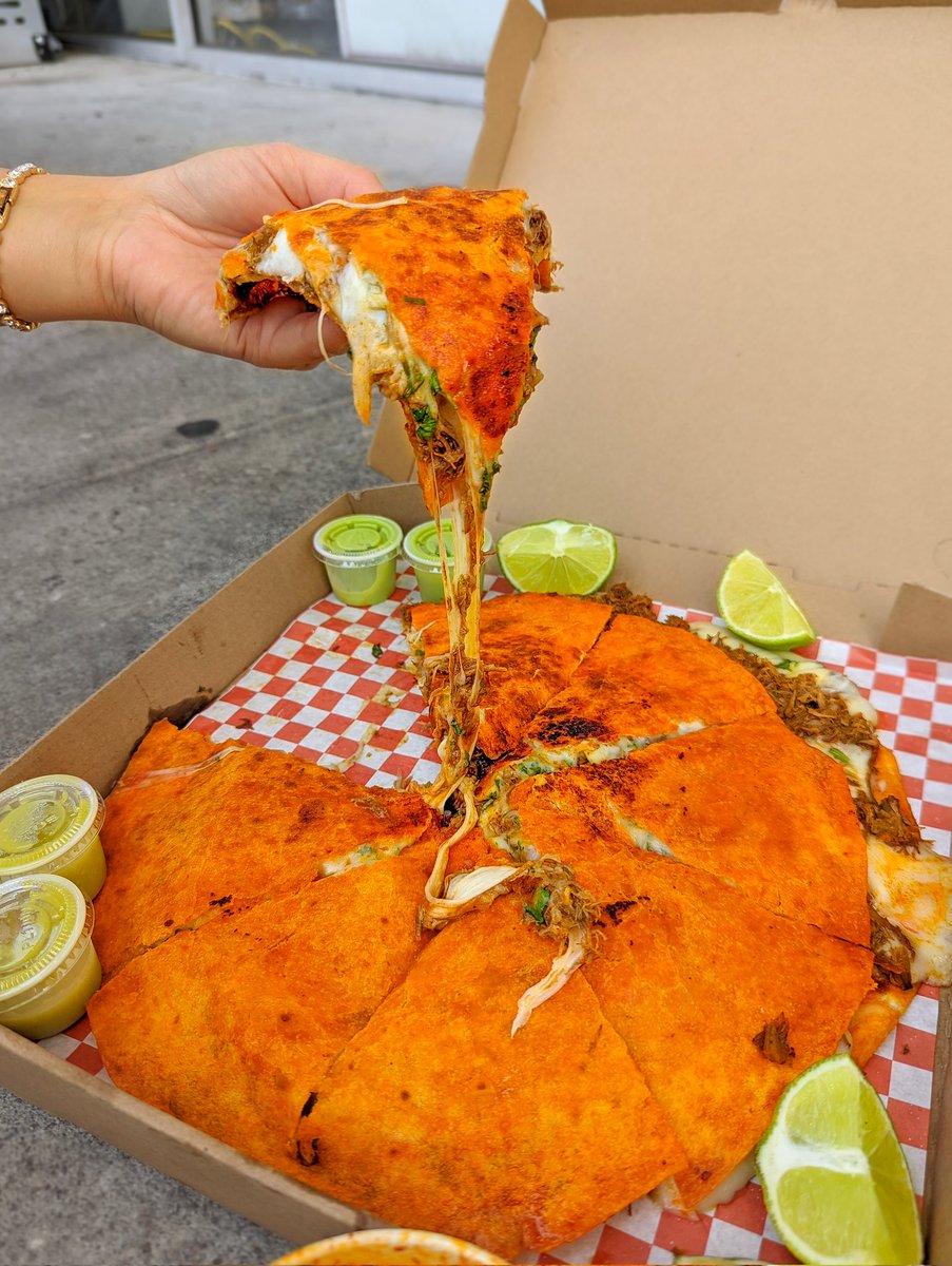 JurassicFoodies's tweet photo. Seriously considering booking a flight just for this #birriapizza from Antojitos Locos in #orlando https://t.co/SyZAB8auqf