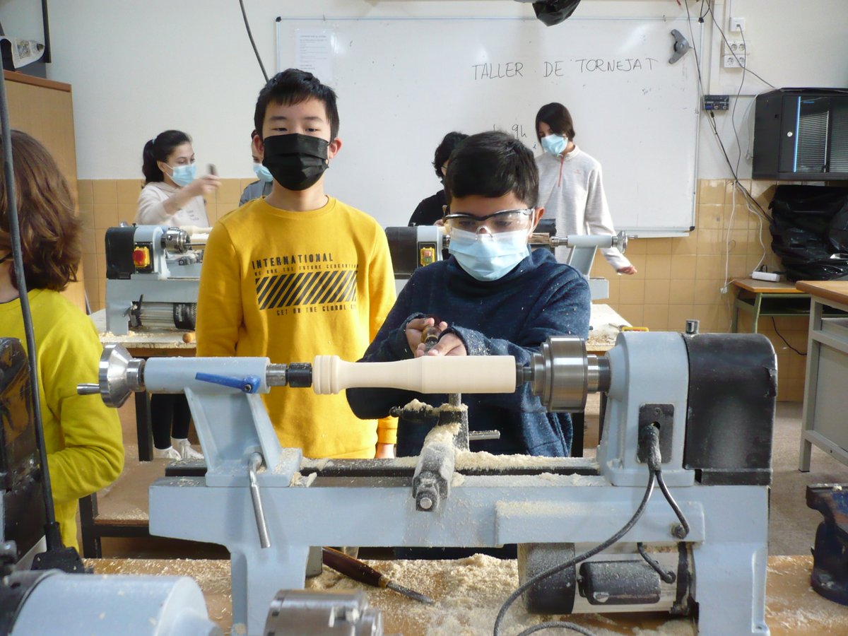 INSDolorsAleu's tweet photo. L’alumnat de 1r i 2n d’ESO ha realitzat, des de la matèria de tecnologia, un taller de tornejat de fusta amb torns elèctrics a l’institut. De ben segur que els canelobres hauran posat llum a algun moment compartit en aquestes festes.
#tallerfusteria #femfuster #tallertornejat https://t.co/kf71AiQ2Rf