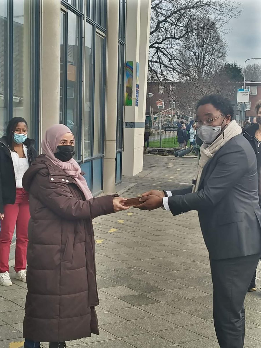 In het gebouw van de Oase en wijkcentrum de Wissel gaat het VrouwenBuurtLab Laak van start: een eigen plek voor vrouwen waar zij elkaar kunnen ontmoeten, inspireren en van elkaar kunnen leren. 

Voor meer informatie: Noortje van der Kaaden, opbouwwerker Wijkz, tel. 06 38287138.
