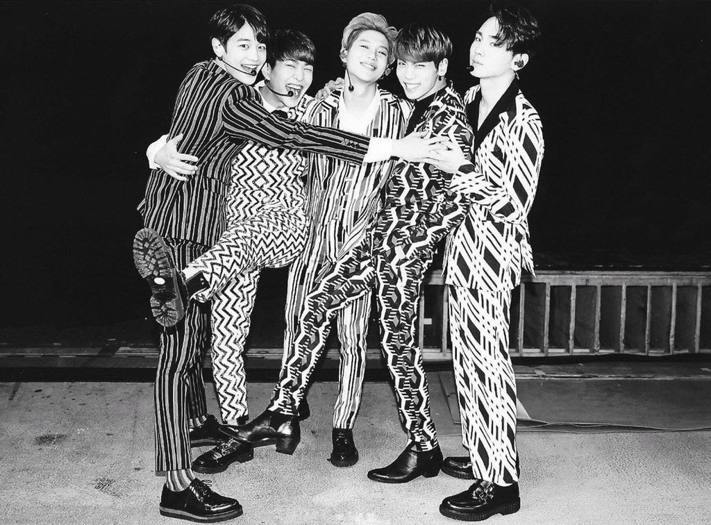 wordsbyjjong's tweet image. “Everyone! SHINee still has a long way from now on. No matter what happens, these five of us will continue to walk (together), so please continue to support us.”

cr: SPoet04