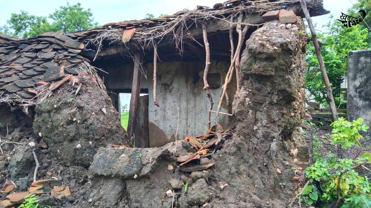 KhabarLahariya's tweet photo. Chhatarpur, MP: Unseasonal heavy rain and hailstorm destroyed houses of residents in the village. 

#khabarlahariya #heavyrainfall #hailstorm #housescollapsed https://t.co/yw2EkNAFHV