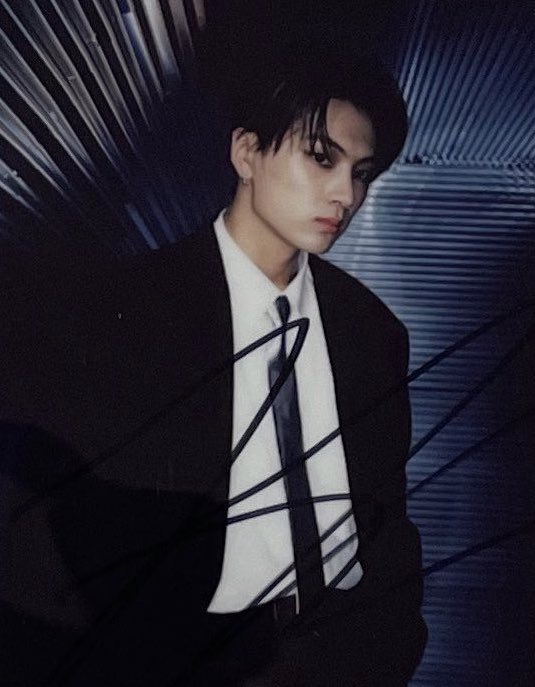jongseongsfilm's tweet photo. jay signed pola is a NEED https://t.co/Z340DmJWmo